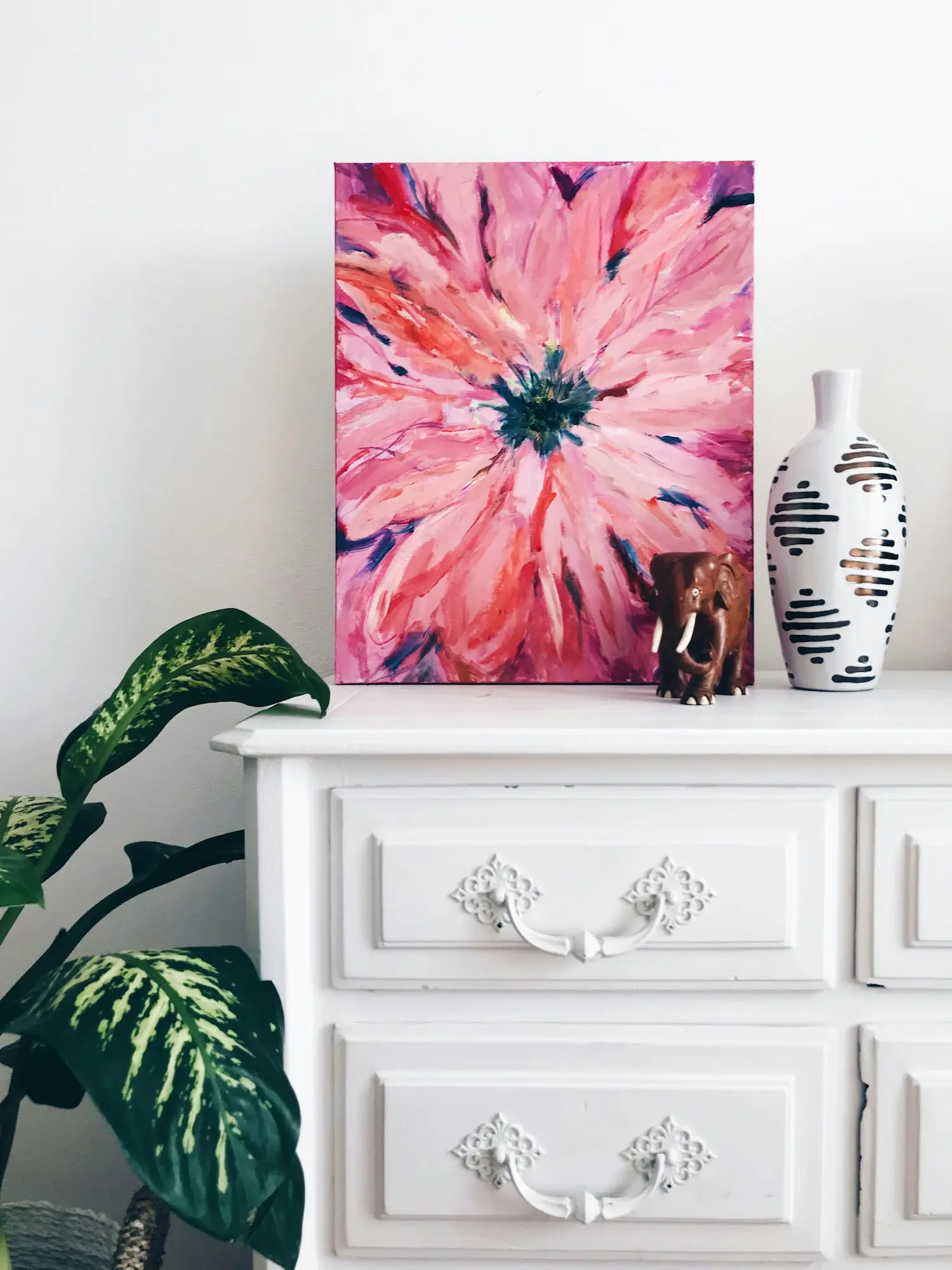 élément de décoration sur un meuble blanc