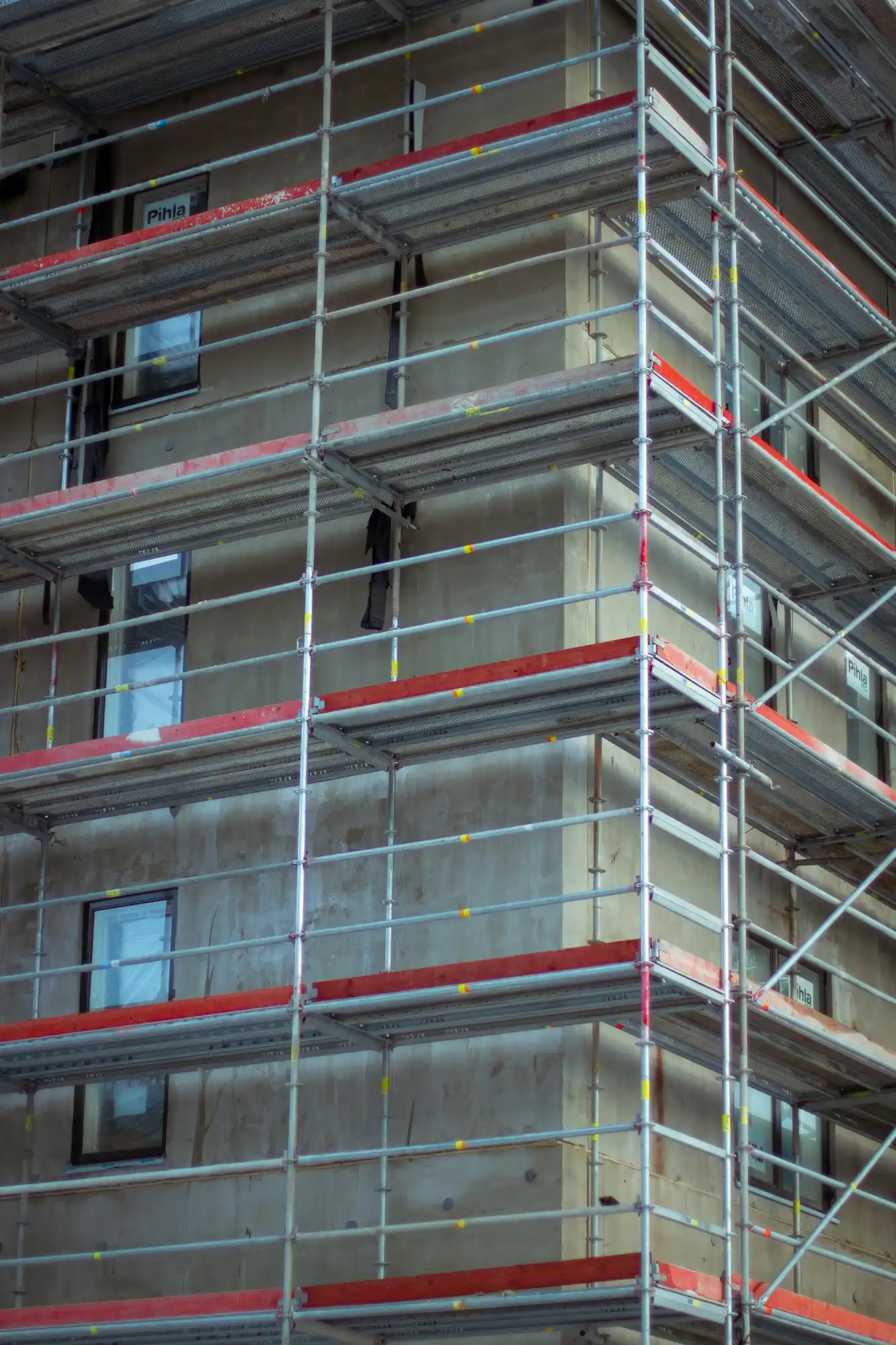 échafaudage sur un bâtiment en construction
