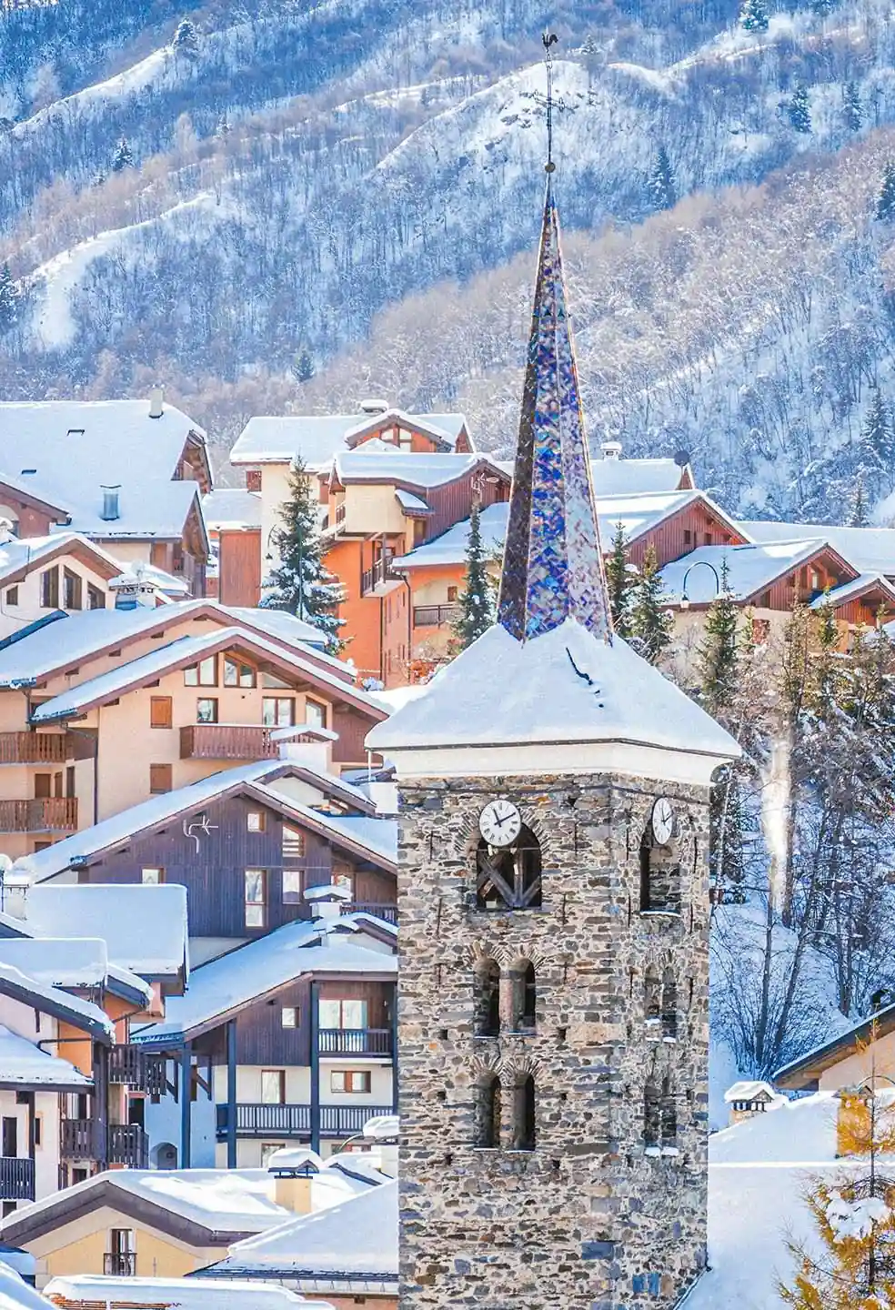 clocher d'un village de montagne sous la neige
