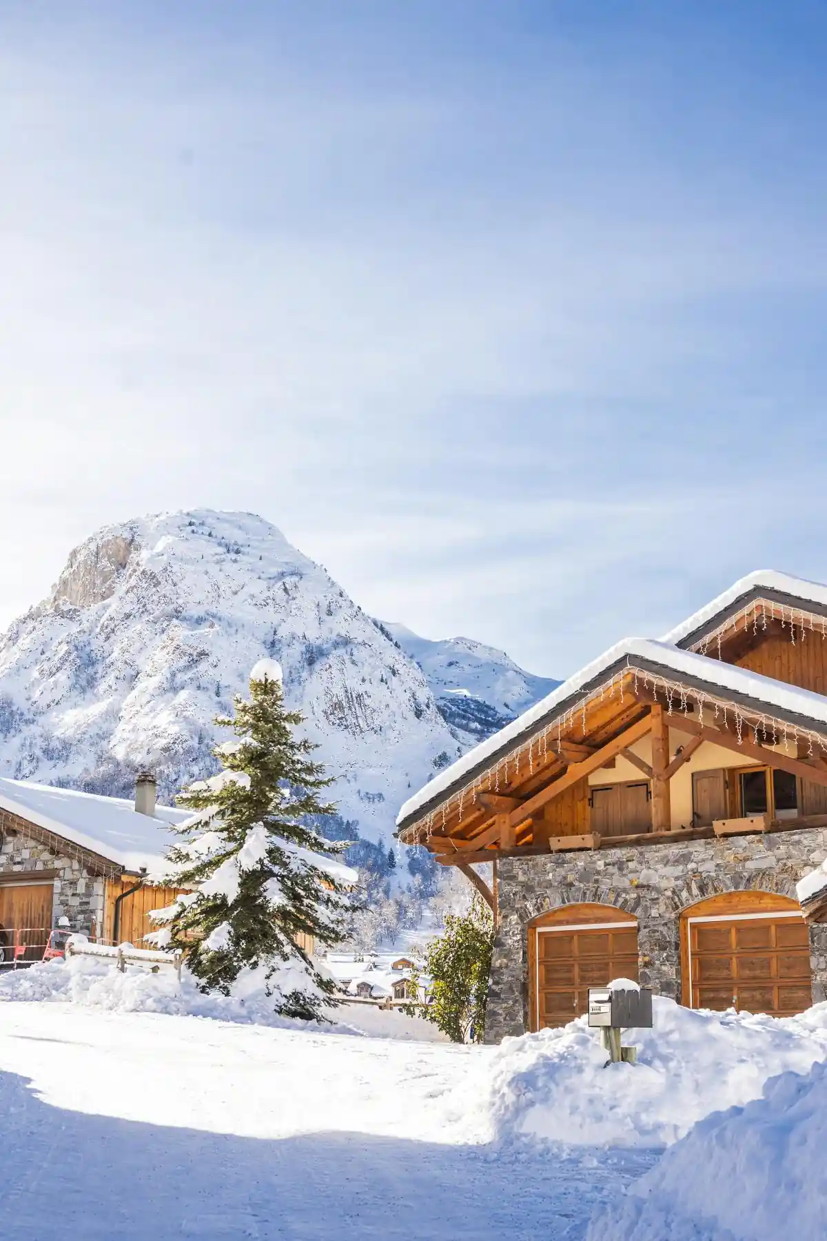 chalets de montagne sous la neige