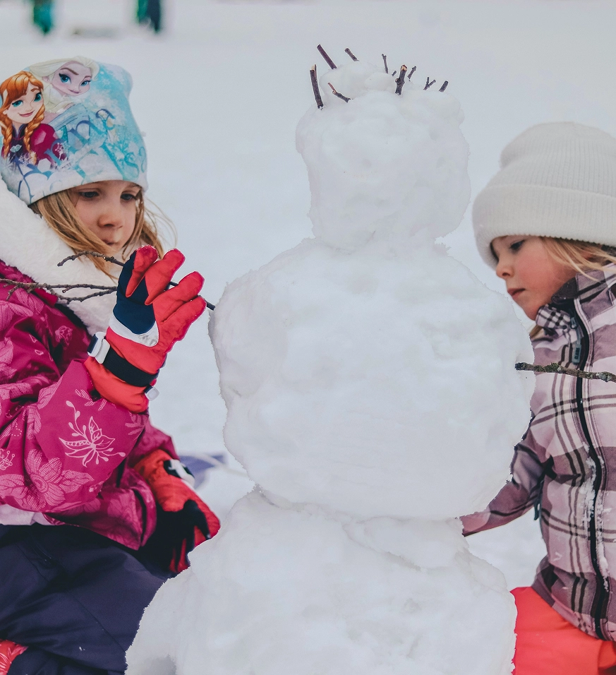 Enfant jouant dans la neige aux Menuires
