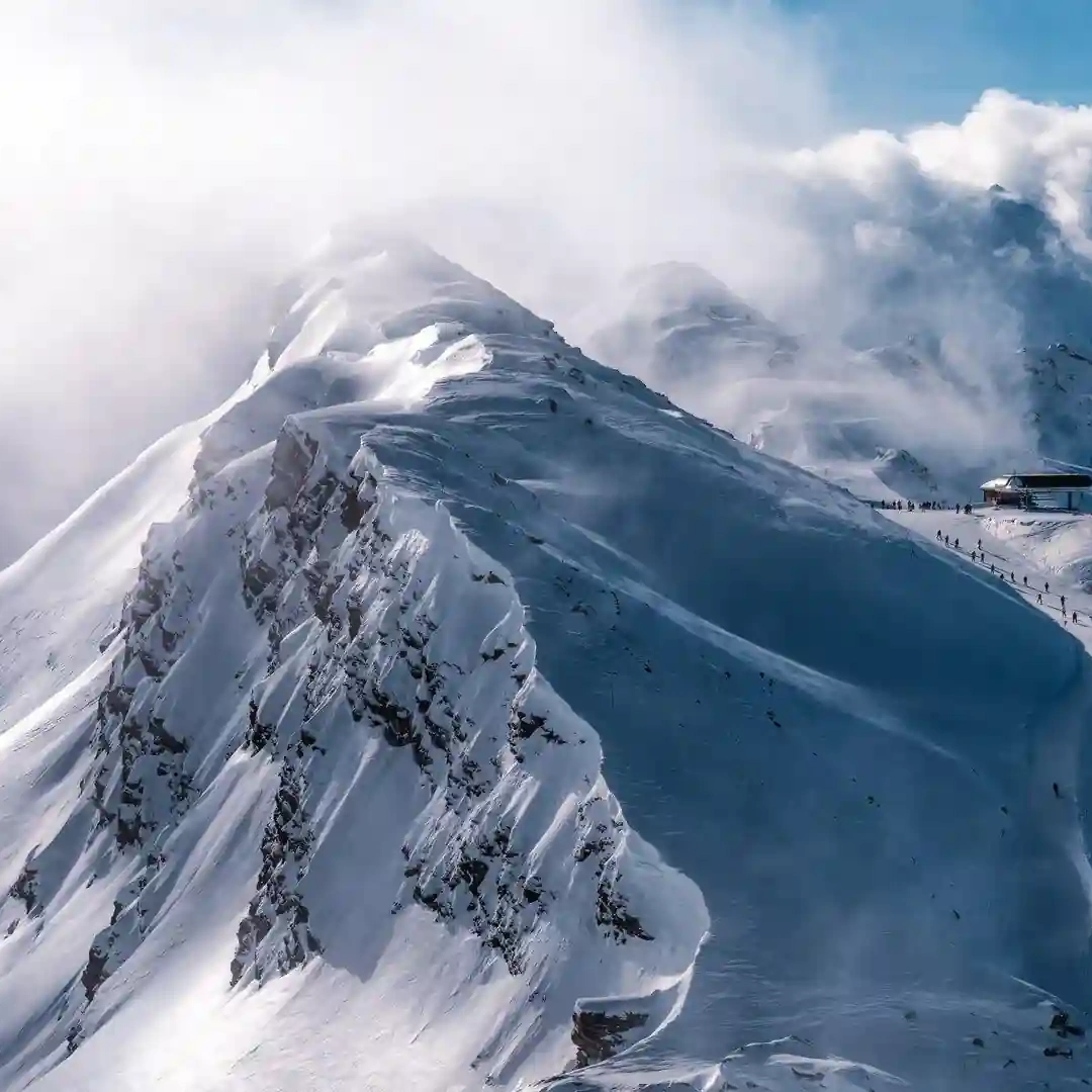 un sommet de montagne enneigé