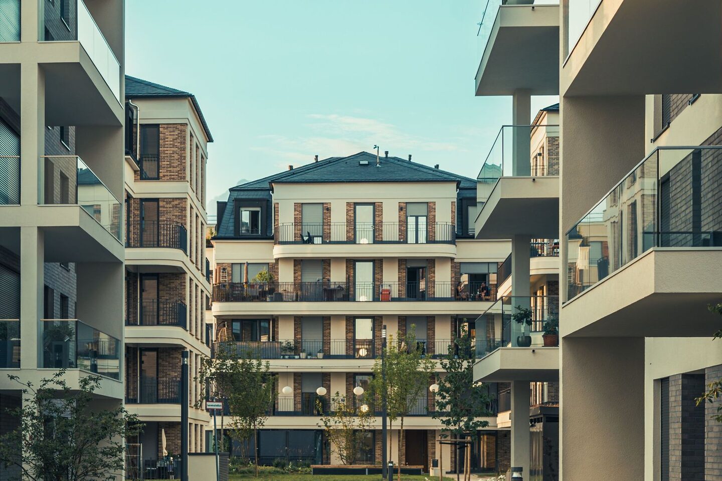 Résidence moderne avec balcons et allée piétonne : vendre un bien immobilier après une succession